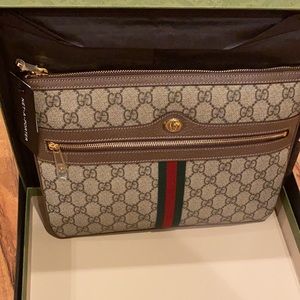 Gucci never used got as gift taking best offer